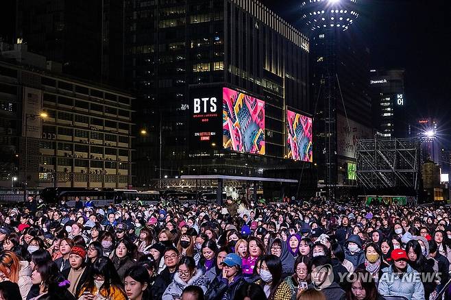 세계를 뒤흔든 방탄소년단(BTS) 광화문광장 공연 (서울=연합뉴스) 그룹 방탄소년단(BTS)이 21일 서울 광화문 광장에서 정규 5집 '아리랑'(ARIRANG) 발매를 기념해 무료 공연 'BTS 컴백 라이브: 아리랑'(BTS THE COMEBACK LIVE｜ARIRANG)을 열고 있다. 2026.3.21 [빅히트 뮤직/넷플릭스 제공. 재판매 및 DB 금지] photo@yna.co.kr