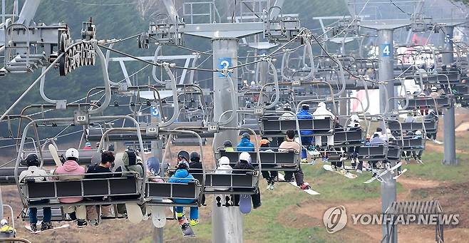 리프트 타고 슬로프 향하는 스키어들 [연합뉴스 자료사진]