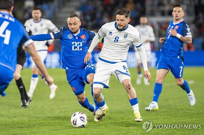 코소보와 슬로바키아의 경기 장면. [EPA=연합뉴스]