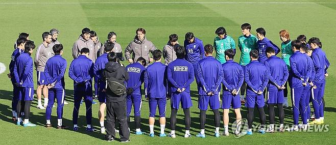 훈련에 앞서 (밀턴킨스[영국]=연합뉴스) 최재구 기자 = 코트디부아르전을 앞둔 한국 축구 국가대표팀의 홍명보 감독이 26일(현지시간) 영국 런던 북서쪽 밀턴킨스 MK돈스 훈련장에서 본격적인 팀 훈련에 앞서 선수들을 지도하고 있다. 2026.3.27 jjaeck9@yna.co.kr