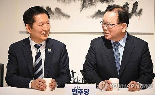 회동하는 정청래 대표와 김부겸 전 국무총리     (서울=연합뉴스) 더불어민주당 정청래 대표와 김부겸 전 국무총리가 26일 서울 중구 달개비에서 회동하고 있다. 2026.3.26 [국회사진기자단]