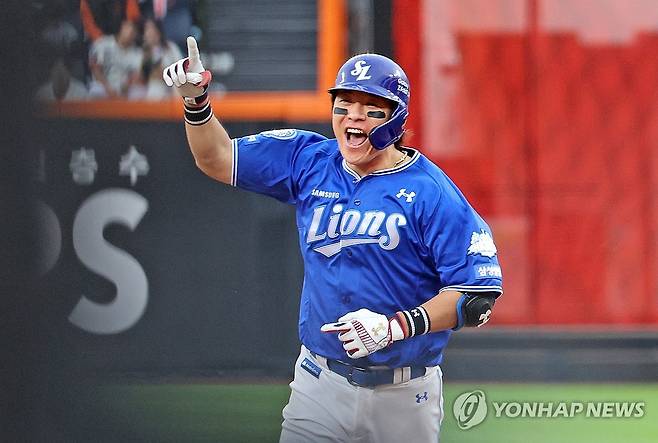 홈런 쳐낸 강민호 (대전=연합뉴스) 김준범 기자 = 19일 대전 한화생명 볼파크에서 열린 2025 프로야구 KBO리그 포스트시즌 플레이오프 2차전 삼성 라이온즈와 한화 이글스의 경기. 9회초 2사 1루 때 2점 홈런을 친 삼성 강민호가 환호하고 있다. 2025.10.19 psykims@yna.co.kr