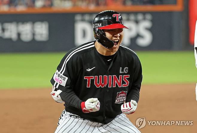 환호하는 문보경 (대전=연합뉴스) 김준범 기자 = 30일 대전 한화생명 볼파크에서 열린 2025 프로야구 KBO리그 포스트시즌 한국시리즈 4차전 LG 트윈스와 한화 이글스의 경기. 9회초 2사 1루 때 1타점 2루타를 친 LG 문보경이 환호하고 있다. 2025.10.30 psykims@yna.co.kr