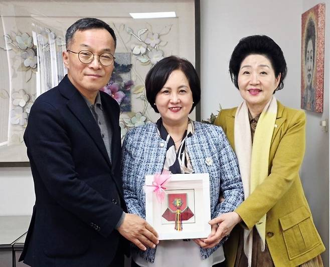 종이문화재단 방문한 권예순 낙스 총회장 (서울=연합뉴스) 지난 24일 종이문화재단을 찾은 권예순(가운데) 총회장에게 종이접기로 만든 복주머니 액자 5개와 종이접기 교재 등을 선물로 전달하는 노영혜(오른쪽) 종이문화재단 이사장과 김봉섭 지구촌 한글학교 미래포럼 공동대표. [종이문화재단 제공]