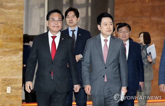 국민의힘, 지선 앞두고 중대분기점 (서울=연합뉴스) 이동해 기자 = 국민의힘 장동혁 대표와 송언석 원내대표 등 지도부가 9일 국회에서 열린 긴급 의원총회에 참석하고 있다. 2026.3.9 eastsea@yna.co.kr