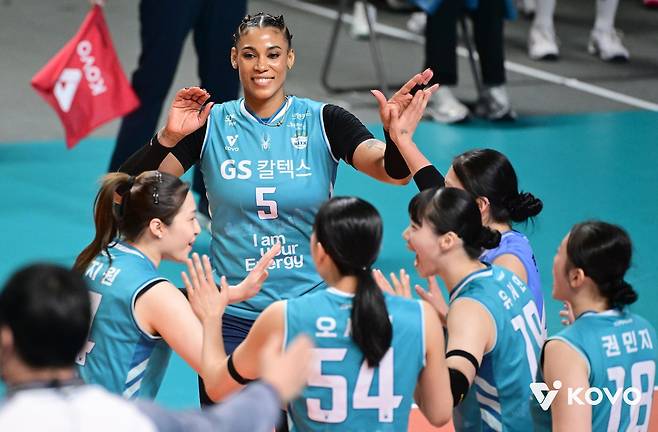 득점 후 기뻐하는 GS칼텍스 선수들 [한국배구연맹 제공. 재판매 및 DB 금지]