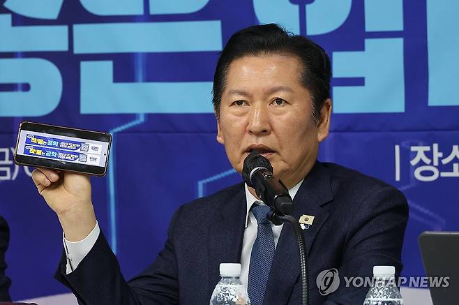 '착! 붙는 공약' 캠페인 호소하는 정청래 대표 (세종=연합뉴스) 김주성 기자 = 더불어민주당 정청래 대표가 27일 세종시 아름동 민주당 세종시당에서 열린 현장 최고위원회의에서 '착! 붙는 공약' 캠페인 참여를 호소하고 있다. 2026.3.27 utzza@yna.co.kr