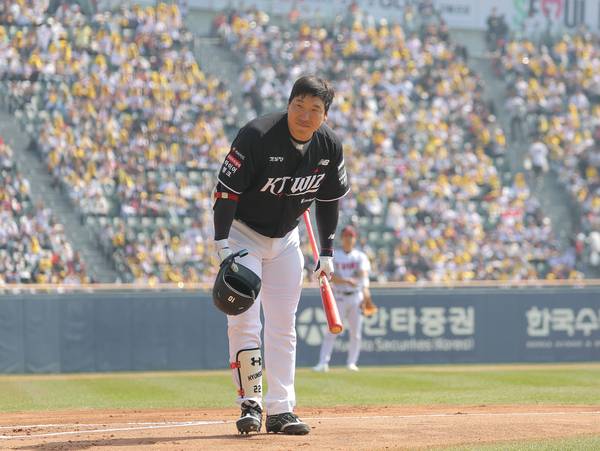 28일 서울 잠실야구장에서 열린 kt 위즈와 LG 트윈스의 경기 1회초 kt 2번 타자로 출전한 김현수가 전 소속팀인 LG 응원석을 향해 인사를 하고 있다./연합뉴스