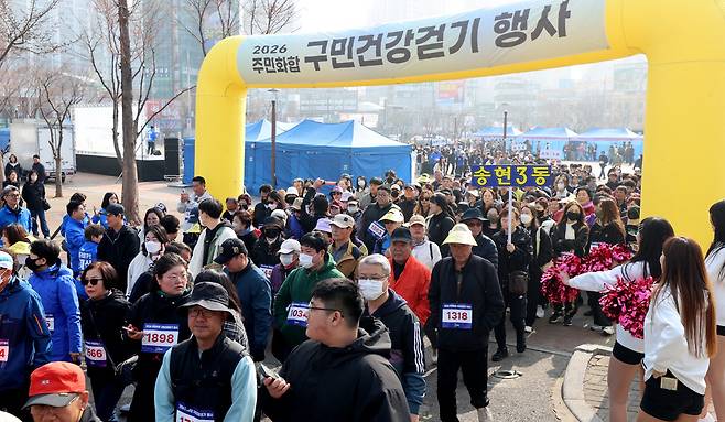 ▲ 28일 인천 동구 북광장에서 열린 '2026 주민화합 구민건강걷기 행사'에 참석한 시민들이 힘차게 출발을 하고 있다. /이재민 기자 leejm@incheonilbo.com