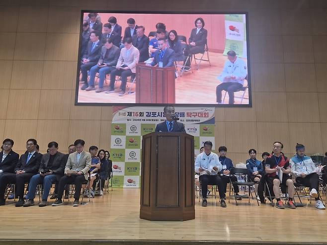 김포시탁구협회 정진국 회장이 동호인 선수들에게 격려를 하고 있다. 천용남