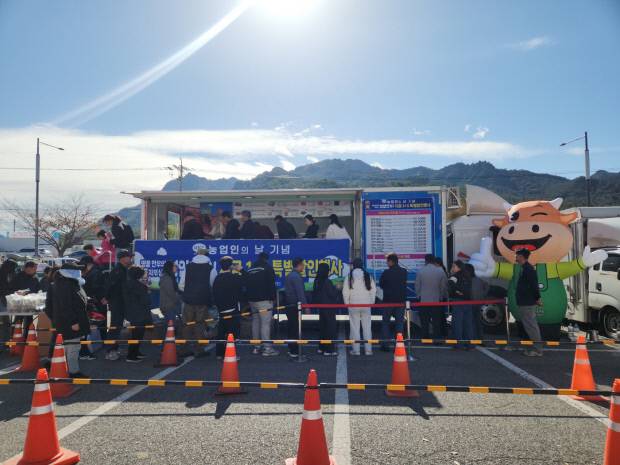 영암군이 왕인문화축제 기간인 4월4일부터 12일까지 영월관 광장에서 축산물 홍보관을 상설 운영하고, 한우를 비롯한 다양한 축산물을 직접 체험할 수 있는 시식 행사를 진행한다. 영암군 제공