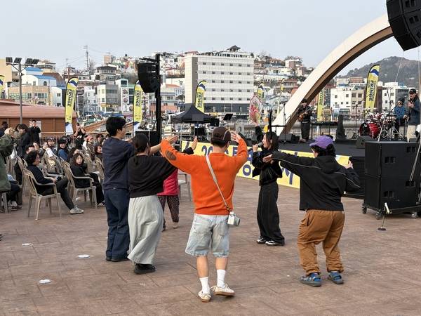 27일 오후 5시 강구안 문화마당 해상무대에서 추다혜차지스의 무대가 펼쳐지고 있다. 통영프린지는 다음 달 4일까지 열린다./주성희 기자