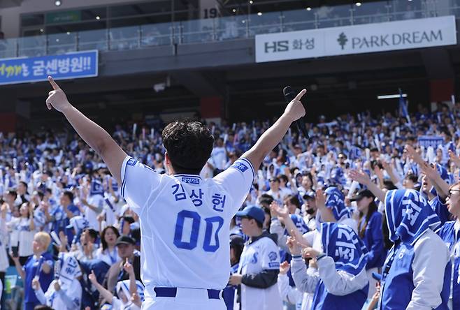 ▲ 28일 대구 수성구 삼성라이온즈파크에서 열린 KBO 리그 개막전 삼성 라이온즈와 롯데 자이언츠 경기에서 관중들과 응원단장이 열띤 응원을 펼치며 경기장을 뜨겁게 달구고 있다. 권남인 기자 kni@kyongbuk.com