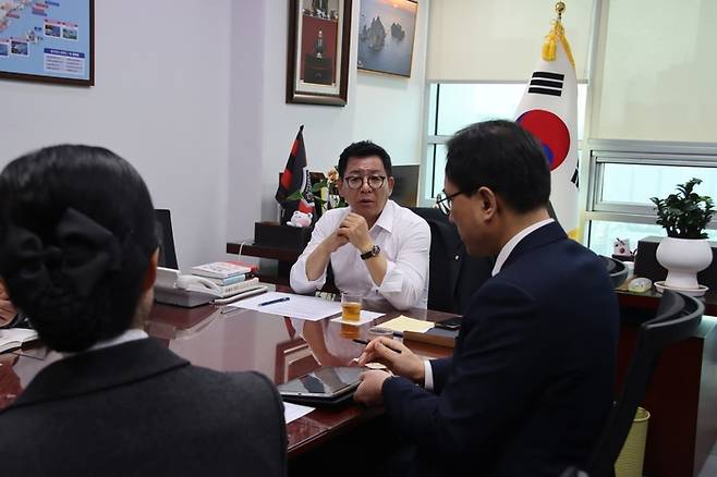 지난 27일 이상휘 의원이 산림청 산림사업정책국 관계자들과 울릉도의 자연환경을 기반으로 한 관광 활성화 방안을 집중 논의하고 있다. <이상휘 국회의원실 제공>