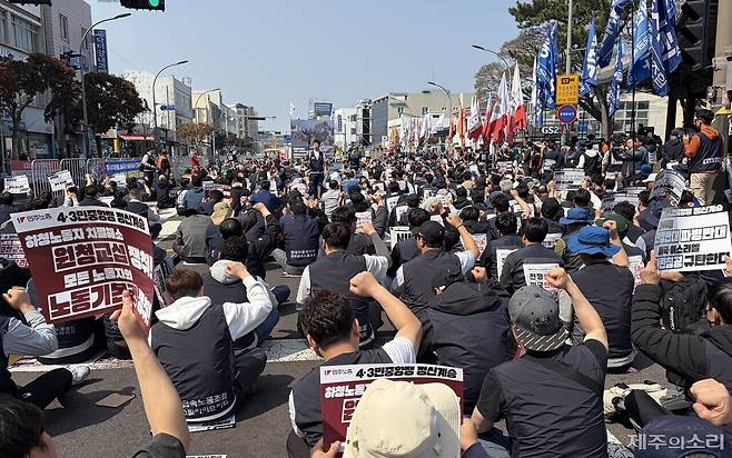 민주노총은 28일 제주시 관덕정 앞에서 '4.3민중항쟁 78주년 정신계승 전국노동자대회'를 개최했다. 이날 행사에는 주최 측 추산 약 3200명의 조합원이 참석했다. ⓒ제주의소리