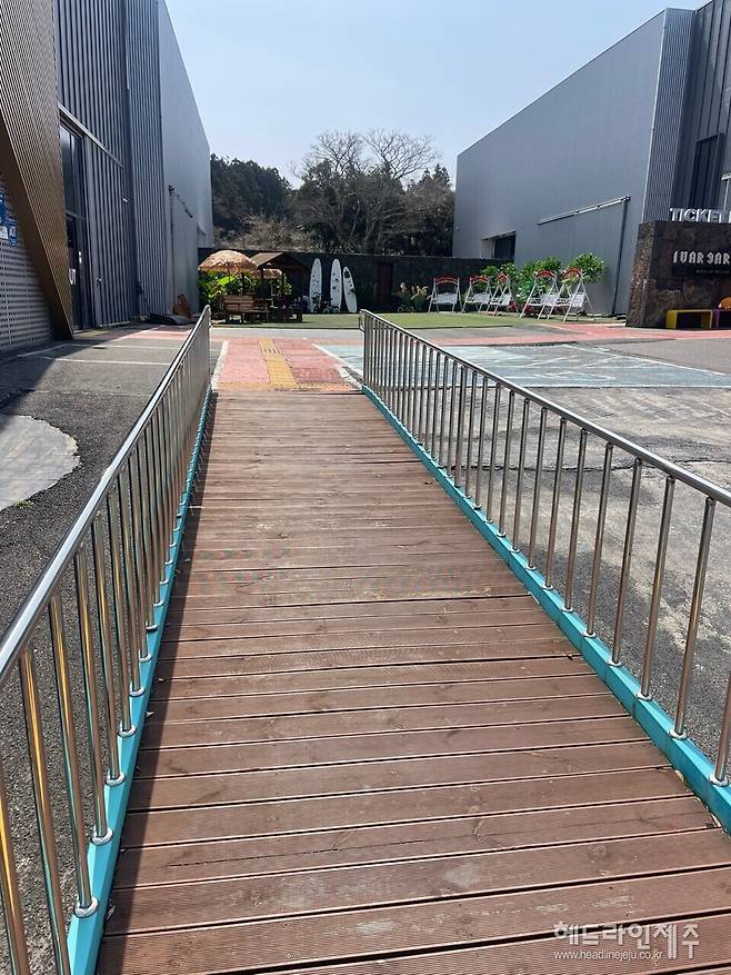 아이바가든 이동 동선의 목재 데크.