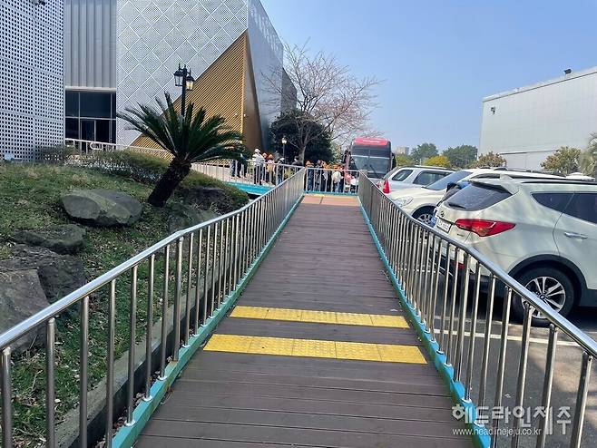 아이바가든은 휠체어 장애인들이 이동 편의를 위해 별도의 목재 데크 등이 마련돼 있었고, 시각장애인을 위한 동선 표지도 설치돼 있었다.