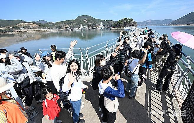 제1회 광양 섬진강 힐링걷기 행사가 열린 28일 걷기 동호회 등 수 많은 참가자들이 광양읍 태인동 배알도 수변공원일대에서 섬진강 봄바람을 맞으며 걷고 있다. 양광삼기자 ygs02@mdilbo.com