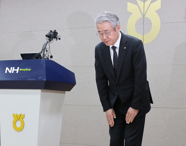 강호동 농협중앙회장이 지난 1월 13일 서울 중구 농협중앙회에서 농림축산식품부가 지난 8일 발표한 농협중앙회에 대한 특별감사 중간 결과와 관련해 대국민 사과문을 발표를 마친 뒤 고개를 숙이고 있다. 연합뉴스