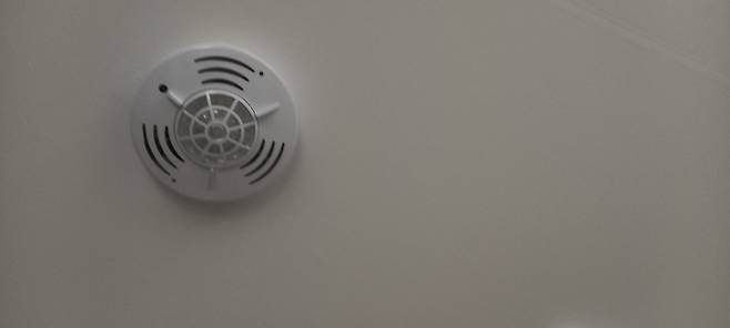 ▲서울 송파구 신천동 장미아파트 내부에 화재경보기는 설치돼 있지만, 스프링클러 설비는 갖춰지지 않은 모습. 노후 아파트의 화재 대응 체계 한계가 드러난다. 입주민 제공