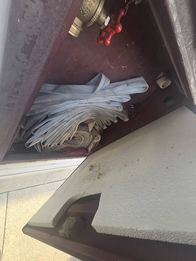 ▲서울 송파구 잠실주공5단지 소화전 내부에 거미줄과 먼지가 쌓여 있고, 일부 공간은 스티로폼으로 막혀 있는 모습. 비상 시 즉각적인 사용이 가능한 상태인지 우려가 제기된다. 사진=장혜원 기자