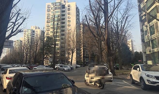 ▲서울 송파구 잠실주공5단지 단지 내 도로 양측에 차량이 빼곡히 주차된 모습. 통행 공간이 좁아지며 비상차량 진입 여건에 대한 우려가 나온다. 사진=장혜원 기자