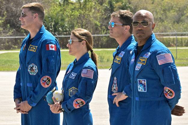 리드 와이즈먼(Reid Wiseman), 크리스티나 코크(Christina Koch), 빅터 글로버(Victor Glover)와 캐나다 우주국(CSA) 소속 제레미 핸슨(Jeremy Hansen)이 27일(현지시간) 미국 플로리다주 케네디 우주센터에서 아르테미스Ⅱ 발사를 앞두고 함께 서 있다. (사진=로이터)