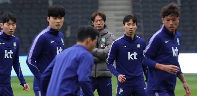 코트디부아르전을 하루 앞둔 한국 축구 국가대표팀의 홍명보 감독이 27일(현지시간) 영국 밀턴킨스 스타디움 MK에서 선수들의 훈련을 지켜보고 있다. 사진=연합뉴스