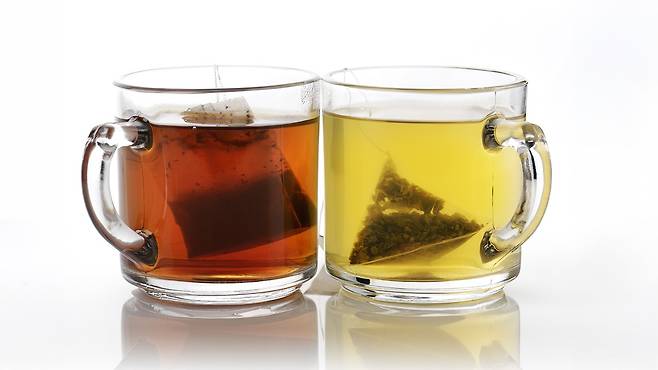 녹차나 홍차를 꾸준히 마시면 고혈압 완화에 도움이 될 수 있다|출처: 클립아트코리아