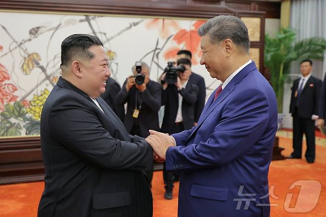 (평양 노동신문=뉴스1) =  김정은 노동당 총비서와 시진핑 국가주석. 국내에서만 사용가능. 재배포 금지. DB 금지. For Use Only in the Republic of Korea. Redistribution Prohibited] rodongphoto@news1.kr