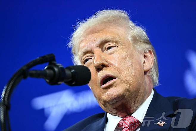 도널드 트럼프 미국 대통령이 27일(현지시간) 플로리다주 마이애미 비치에서 열린 '미래투자이니셔티브(FII) 정상회의' 행사에서 연설하고 있다. 2026.03.27. ⓒ AFP=뉴스1