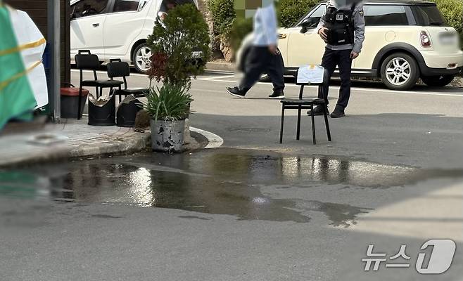 27일 오전 11시 36분쯤 상남동 한 아파트 상가 주차장에서 30대 남성이 20대 여성에게 흉기를 휘두르고 자해한 것으로 추정되는 사건이 발생했다. 사진은 사건 현장 모습.2026.3.27/뉴스1 강정태 기자