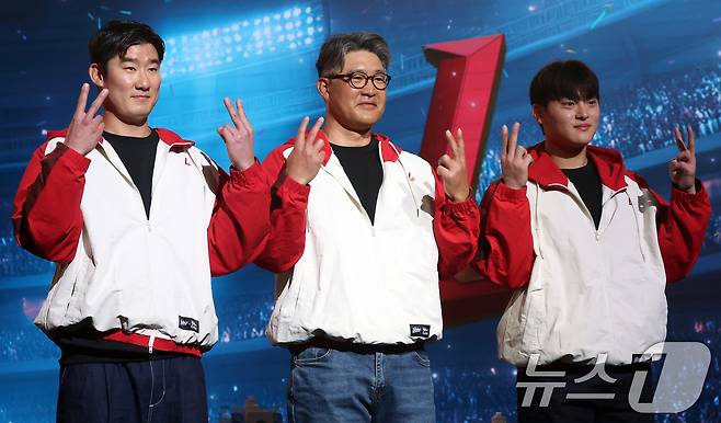 26일 오후 서울 잠실 롯데호텔 월드에서 열린 2026 신한 SOL KBO 리그 미디어데이&팬페스트’에서 SSG 랜더스 이숭용 감독과 오태곤, 조병현 선수가 팀 세리머니를 하고 있다. 2026.3.26 ⓒ 뉴스1 김명섭 기자