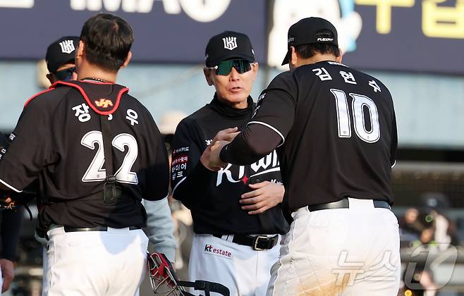28일 서울 송파구 잠실야구장에서 열린 '2026 신한 SOL KBO리그' 공식 개막전 KT 위즈와 LG 트윈스의 경기, 11대7로 승리한 KT 이강철 감독이 김현수와 기쁨을 나누고 있다. 2026.3.28 ⓒ 뉴스1 김진환 기자