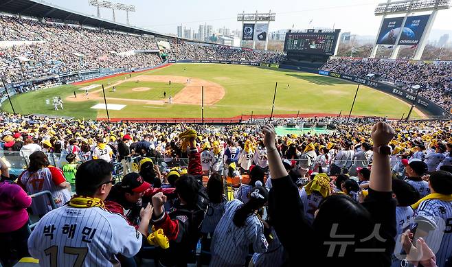 28일 서울 송파구 잠실야구장에서 열린 '2026 신한 SOL KBO리그' 공식 개막전 KT 위즈와 LG 트윈스의 경기를 찾은 1루 LG 응원단이 열정적인 응원을 펼치고 있다. 한편, KBO는 이날 전국 5개 구장에서 열린 개막전에 총관중 10만5878명이 입장했다고 발표했다. 이날 관중은 2019년 11만4021명, 2025년 10만9950명에 이어 역대 개막전 3위 기록이다. 2026.3.28 ⓒ 뉴스1 김진환 기자
