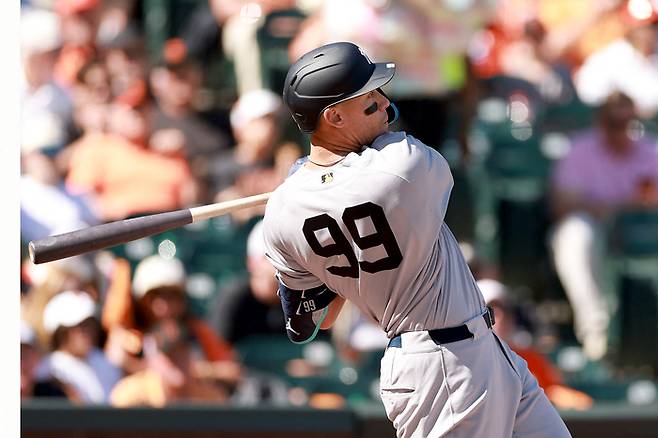 애런 저지가 28일(한국 시간) 미국 캘리포니아주 샌프란시스코 오라클 파크에서 열린 2026 메이저리그(ML) 정규시즌 샌프란시스코전에서 홈런을 치고 있다. 사진 | 샌프란시스코=AFP 연합뉴스