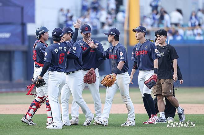 롯데 선수들이 28일 대구삼성라이온즈파크에서 열린 2026 KBO리그 정규시즌 개막전 삼성과 경기에서 승리한 후 하이파이브 하고 있다. 사진 | 롯데 자이언츠