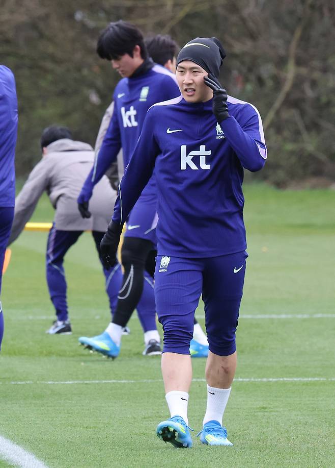 훈련하는 이강인

    (밀턴킨스[영국]=연합뉴스) 최재구 기자 = 코트디부아르전을 앞둔 한국 축구 국가대표팀 이강인이 팀동료들과 24일(현지시간) 영국 런던 북서쪽 밀턴킨스에서 훈련하고 있다. 2026.3.25

    jjaeck9@yna.co.kr

(끝)





<저작권자(c) 연합뉴스, 무단 전재-재배포, AI 학습 및 활용 금지>