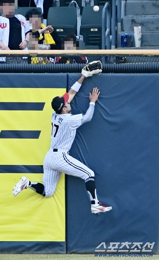 28일 잠실야구장에서 열린 KT와 LG의 개막전. 6회초 LG중견수 박해민이 KT 안현민의 타구를 잡으려다 펜스와 충돌하고 있다. 잠실=허상욱 기자wook@sportschosun.com/2026.03.28/