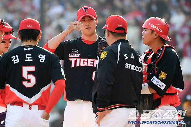 마무리 정해영이 흔들리자 9회말 마운드를 직접 찾았던 이범호 감독.