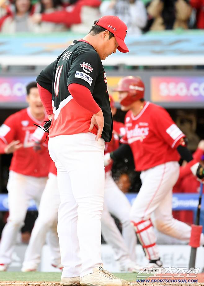 마무리 교체 초강수도 통하지 않았다. 끝내기 폭투를 범한 조상우는 고개를 떨궜다.