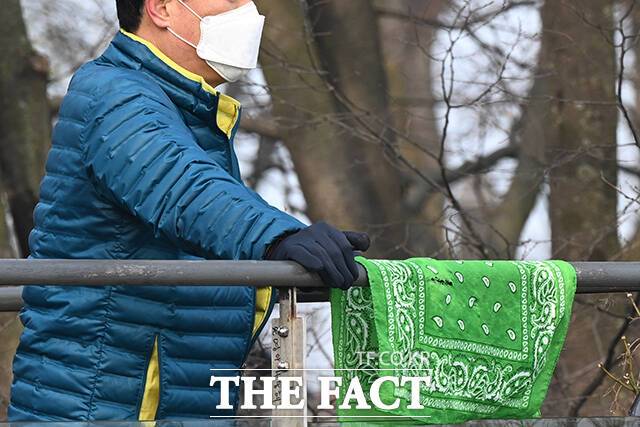 서울시 평균 미세먼지 농도가 102㎍/㎥로 '나쁨'을 기록한 지난 27일 한 시민이 서울 중구 남산공원에서 마스크를 착용하고 있다. /김성렬 기자