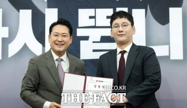 국민의힘 최고위원회는 26일 이른바 '윤어게인' 논란을 빚었던 박민영 미디어대변인의 재임명 안건을 상정해 의결했다. 사진은 국민의힘 장동혁(왼쪽) 대표와 박 대변인. /뉴시스