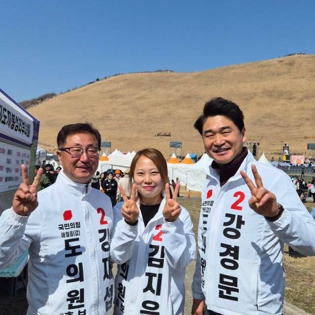 일각에서는 '지도부 유세 지원 보이콧' 분위기도 감지된다. 사진은 강재섭·김지은·강경문 국민의힘 제주도의원 예비후보들이 지난 14일 제주시 애월읍 봉성리 새별오름 일대에서 열린 '2026 제주들불축제'에 참석한 모습. /강경문 제주도의원 예비후보 페이스북