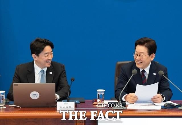 이재명 대통령이 19일 청와대에서 주재한 제28차 수석보좌관회의에서 강훈식 대통령 비서실장과 미소를 짓고 있다. /청와대