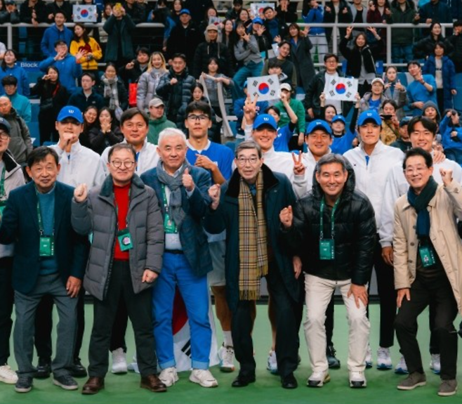 부산에서 아르헨티나를 꺾은 한국 대표팀과 테니스협회 관계자들이 환호하고 있다.