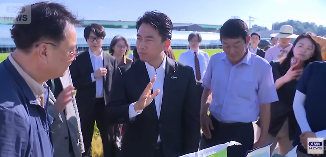 일본 방송 ANN이 보도한 고이즈미 신지로 당시 농림수산상이 한국의 경기도 파주시 농가를 방문했다는 뉴스 캡쳐. ANN.