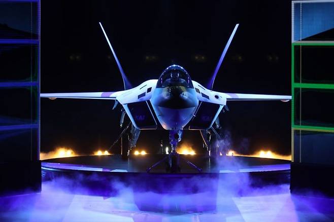 2021년 경남 사천시 한국항공우주산업(KAI) 고정익동에서 한국형전투기 보라매(KF-21) 시제기 출고 퍼포먼스가 진행되고 있다. 연합뉴스