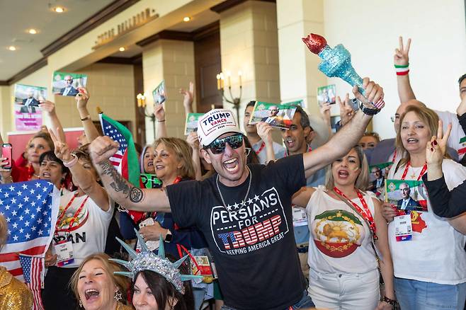 26일 미국 텍사스주 그레이프바인에서 열린 보수정치행동회의(CPAC) 현장에서 미국의 대이란 군사 작전에 찬성하는 이들이 구호를 외치고 있다. /AFP 연합뉴스