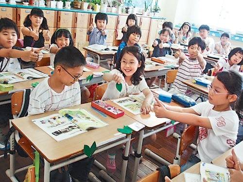 지난 2007년 대전의 느리울초등학교에사 한 어린이가 짝꿍에게‘칭찬스티커’를 주자 다른 친구들이 엄지손가락을 들어 축하해 주고 있다. /대전 느리울초등학교